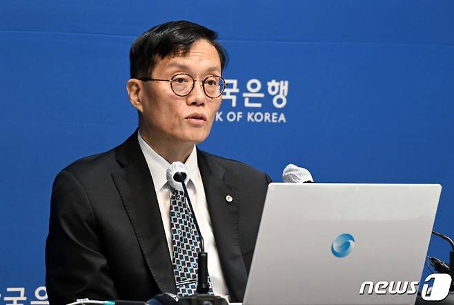 (서울=뉴스1) 사진공동취재단 = 이창용 한국은행 총재가 13일 서울 중구 한국은행에서 통화정책방향 기자간담회를 하고 있다. 2023.7.13/뉴스1  Copyright (C) 뉴스1. All rights reserved. 무단 전재 및 재배포 금지.