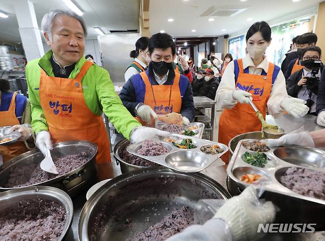 [서울=뉴시스] 김진아 기자 = 23일 서울 동대문구 ‘밥퍼나눔운동본부’ 무료급식소에서 열린 제15기 행복공감봉사단 무료급식 봉사활동에서 최상대 기획재정부 2차관, 밥퍼나눔운동본부 대표 최일도 목사, 행복공감봉사단장인 배우 김소연이 배식 봉사를 하고 있다. 2023.02.23. bluesoda@newsis.com