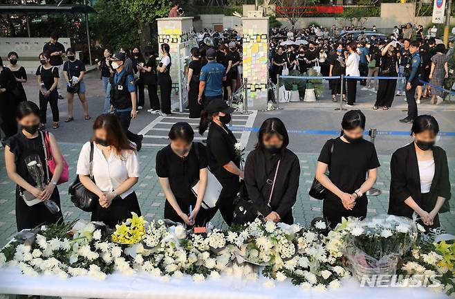 서울 서이초등학교를 찾은 추모객들.[서울=뉴시스] 황준선 기자 = 지난 20일 오후 교사가 교내에서 극단적 선택을 한 서울 서초구 서이초등학교를 찾은 추모객들이 조문하고 있다. 2023.07.20. hwang@newsis.com