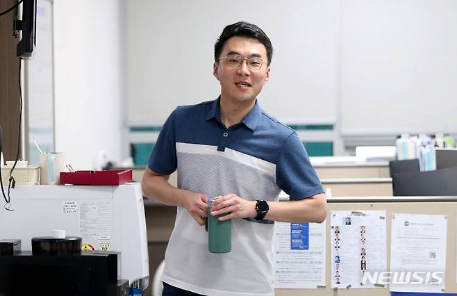 [서울=뉴시스] 추상철 기자 = 김남국 무소속 의원이 지난 3일 오전 서울 여의도 국회에서 의원실에 출근해 있다. 2023.07.03. scchoo@newsis.com