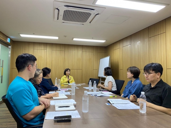 지난 20일 김경 의원(가운데)이 학교 체육시설 개방 및 학교 운동장 개방과 관련해 간담회를 가졌다.