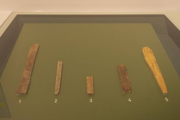 박물관에 전시된 백제 목간. 부여 류재민 기자
