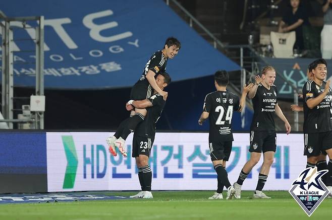 ▲ 울산 현대와 포항 스틸러스가 각각 제주 유나이티드와 전북 현대를 꺾고 1, 2위를 달렸다. ⓒ한국프로축구연맹