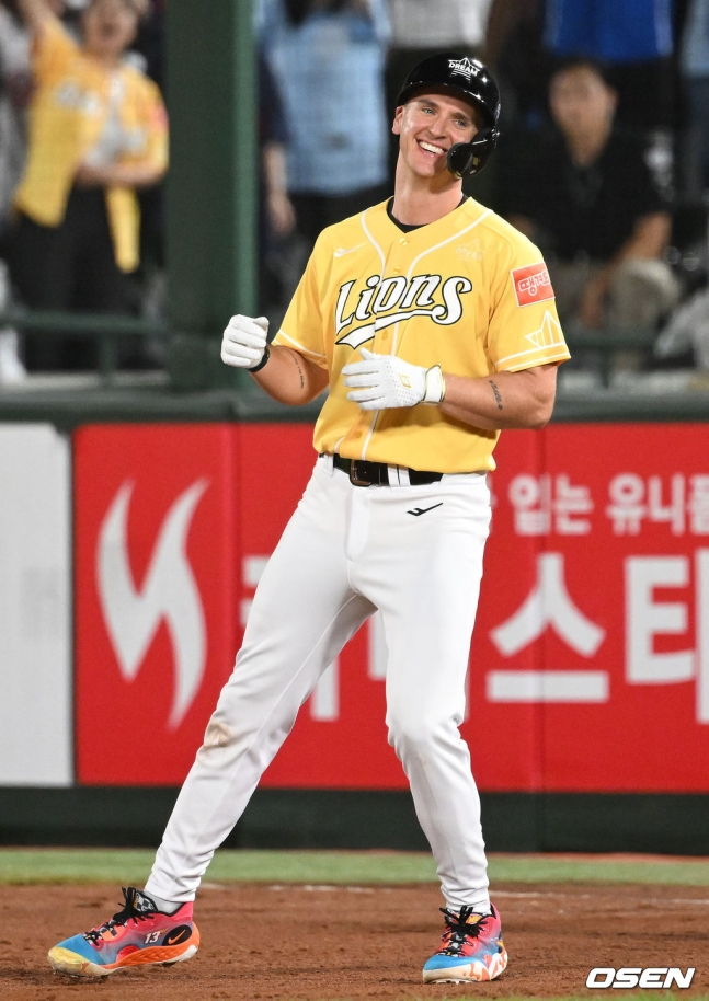 삼성 데이비드 뷰캐넌이 지난 15일 부산 사직야구장에서 열린 2023 KBO 올스타전에서 9회 초 1타점 적시타를 때려내고 1루 베이스를 밟고 있다