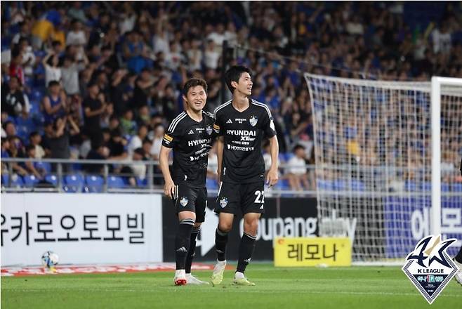 울산 이동경과 김민혁 [한국프로축구연맹 제공. 재판매 및 DB 금지]