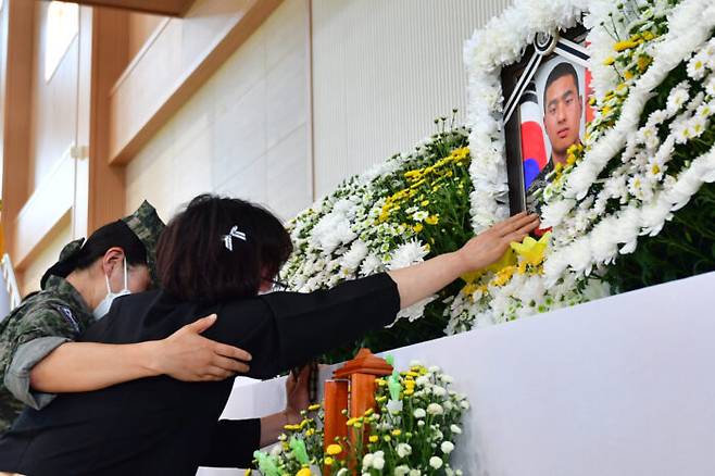 20일 오후 경북 포항시 해병대 1사단 내 김대식 관에 마련된 고 채수근 일병 빈소에서 채 일병의 어머니가 영정 사진을 보고 오열하고 있다. [사진=뉴스1]