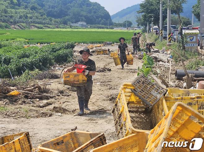 21일 육군 제50보병사단 예천대대 장병들이 예천군 감천면 벌방리 과수농원에서 토사 및 위험요소를 제거하고 있다.2023.7.21/뉴스1 ⓒ News1 최창호 기자