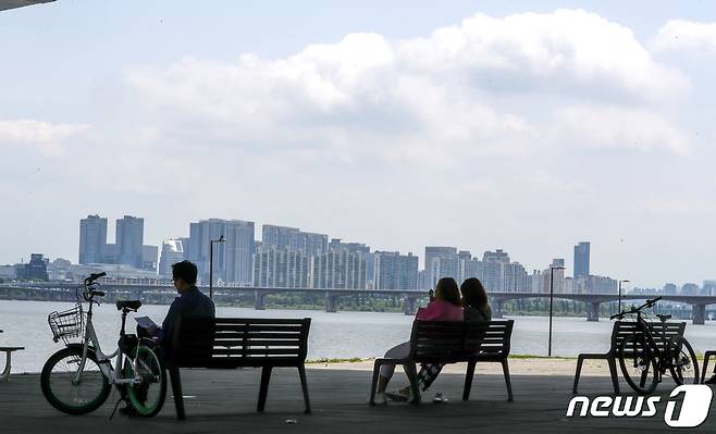 서울 영등포구 여의도 한강공원에서 시민들이 휴식을 즐기고 있다. 2023.6.27/뉴스1 ⓒ News1 김성진 기자