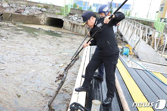 고민관 여수해양경찰서장이 22일 전남 광양항과 섬진강 하류 지역을 찾아 해양쓰레기를 수거하고 있다.(여수해경 제공)2023.7.22/뉴스1