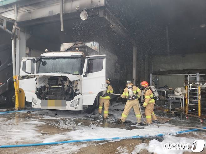 22일 오후 2시30분께 전북 전주시 팔복동의 한 자동차공업사에서 불이 났다.(전북소방본부 제공)2023.7.22/뉴스1