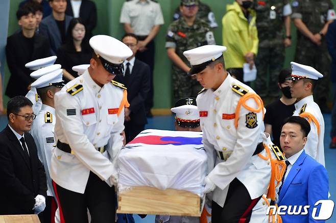 22일 경북 포항시 남구 해병대 1사단 내 김대식 관에서 엄수된 고 채수근 상병 영결식에서 해병대 의장대원들이 채 상병의 관을 영결식장으로 운구하고 있다. 채 상병은 집중호우 피해지역인 경북 예천군에서 실종자 수색 도중 급류에 휩쓸려 순직했다.2023.7.22/뉴스1 ⓒ News1 최창호 기자