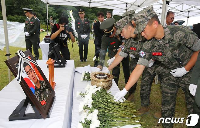 고(故) 채수근 해병대 1사단 포병대대 상병의 안장식이 22일 오후 대전 유성구 국립대전현충원 장병 4묘역에서 거행된 가운데 해병대 장병들이 헌화하고 있다. 2023.7.22/뉴스1 ⓒ News1 김기태 기자