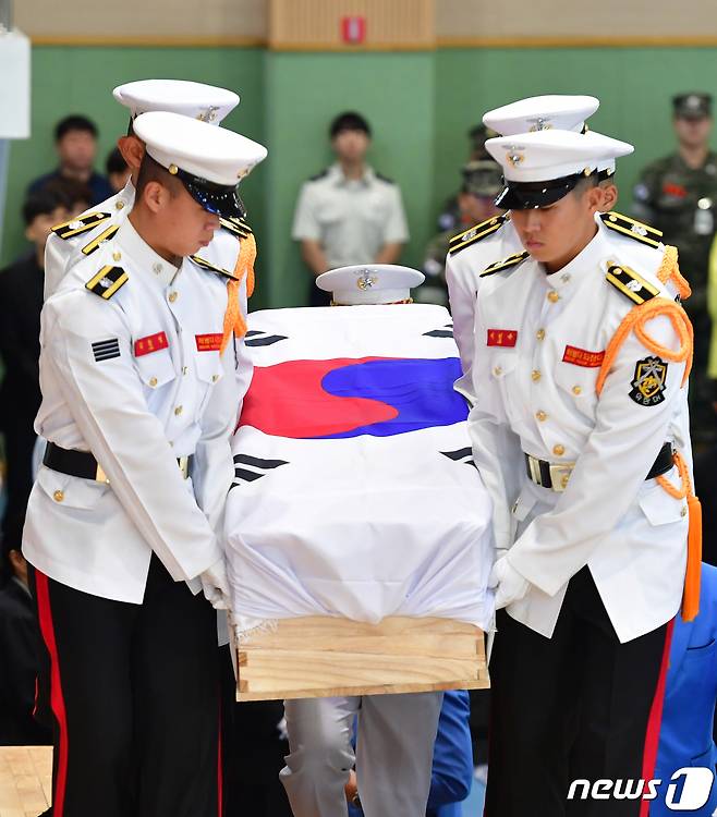 22일 경북 포항시 남구 해병대 1사단 내 김대식 관에서 엄수된 고 채수근 상병 영결식에서 해병대 의장대원들이 채 상병의 관을 영결식장으로 운구하고 있다. 채 상병은 집중호우 피해지역인 경북 예천군에서 실종자 수색 도중 급류에 휩쓸려 순직했다.2023.7.22/뉴스1 ⓒ News1 최창호 기자