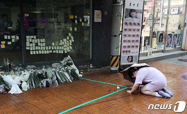 22일 오후 서울 관악구 신림동 '묻지마 흉기 난동' 사건 현장에서 한 어린이가 이번 사건으로 희생 당한 피해자를 추모하며 헌화 뒤 큰절을 하고 있다. 앞서 지난 21일 오후 2시7분쯤 서울 관악구 신림동 인근 상가 골목에서 피의자인 조모씨가 흉기를 휘둘러 20대 남성 1명이 숨지고 30대 남성 3명이 다쳤다. 조씨는 범행 이유에 대해 "남들도 불행하게 만들고 싶어서＂라고 경찰에 진술한 것으로 알려졌다. 2023.7.22/뉴스1 ⓒ News1 구윤성 기자