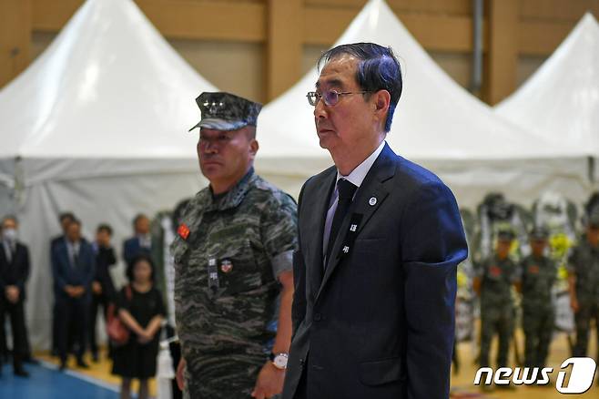 한덕수 국무총리가 20일 수해 대민지원에 투입됐다 순직한 고 채수근 상병의 빈소가 마련된 포항 해병대 1사단 김대식관을 찾아 조문하고 있다. (해병대 제공) 2023.7.20/뉴스1