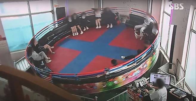 경기도에 있는 한 디스코팡팡 내부 사진. 최근 수도권의 일부 디스코팡팡 관계자들이 단골손님이던 10대 여성 청소년을 상대로 성매매를 강요한 혐의 등으로 구속됐다. 이런 소식이 알려지자 실내 디스코팡팡 여러 곳이 문을 닫았다. / SBS