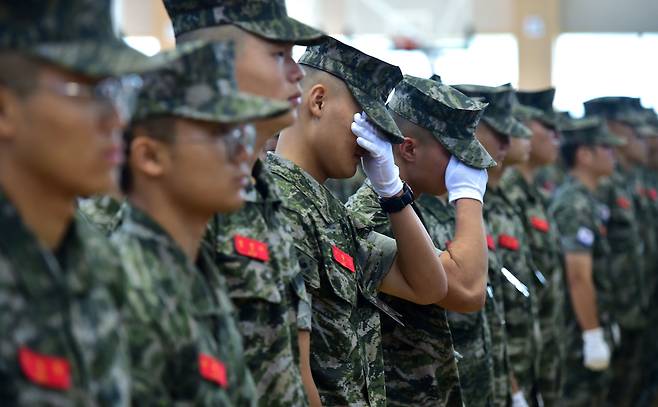 22일 오전 경북 포항시 남구 해병대 1사단 내 김대식 관에서 엄수된 고 채수근 상병 영결식에서 해병대원들이 눈물을 닦고 있다. /뉴시스