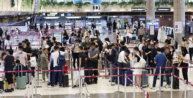 서울 강서구 김포공항 국제선 출국장에서 여행객들이 탑승 수속을 하고 있다. 사진은 기사와는 직접적인 관련 없음. /연합뉴스