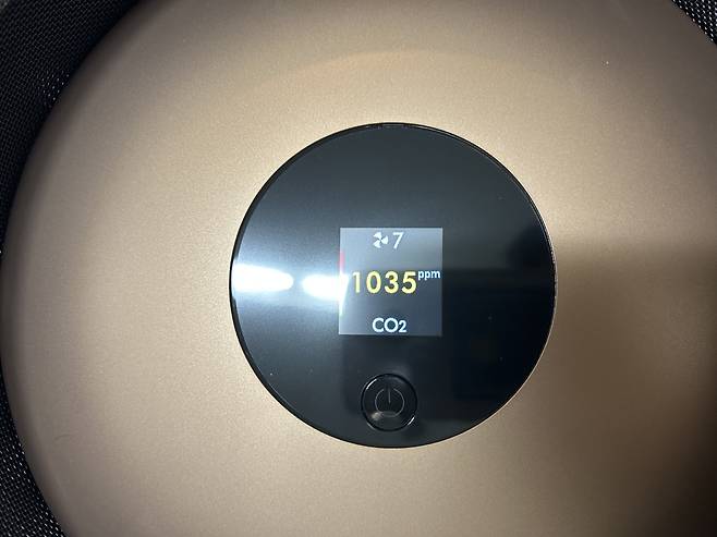 빅+콰이엇 포름알데히드가 실내 이산화탄소 농도를 LCD 화면을 통해 보여주고 있는 모습. /김민국 기자