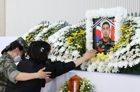 경북 예천 실종자 수색에 투입됐다가 숨진 고 채수근 상병 분향소가 마련된 포항 해병대 1사단 내 김대식관에서 채 상병의 어머니가 아들의 사진을 어루만지며 울고 있다. [연합뉴스]