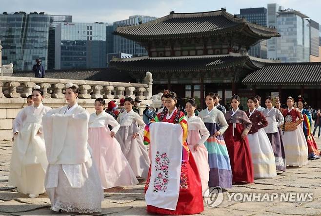 사진은 지난해 10월 경복궁에서 열린 '아시아모델페스티벌' 한복 퍼레이드 모습. 사진=연합뉴스