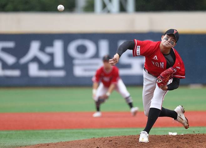 AG 국대 발탁된 장현석 (서울=연합뉴스) 서울 목동야구장에서 열린 청룡기 전국고교야구선수권대회 겸 주말리그 왕중왕전 마산용마고와 광주진흥고의 경기. 2회말 선발 투수와 교체된 마산용마고 장현석이 역투하고 있다.