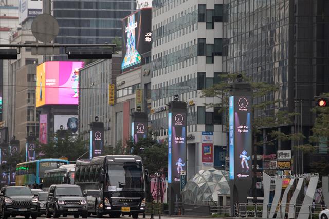 삼성전자가 26일 새로운 갤럭시 제품 공개를 앞두고, 전 세계 주요도시에서 디지털 옥외 광고를 진행한다고 16일 밝혔다. 사진은 서울 강남역 옥외광고. 삼성전자 제공