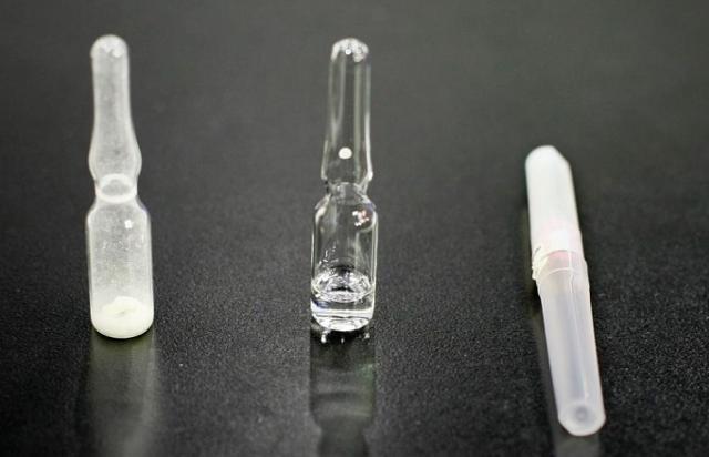 1세대 두창 백신. 동결건조 백신(왼쪽)과 희석액(가운데), 플라스틱 용기 속 분지침이 한 세트다. 서울대병원 감염내과 자료