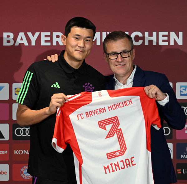 <yonhap photo-3617=""> Bayern Munich's new summer signing South Korean defender Kim Min-jae (L) poses with Bayern Munich's CEO Jan-Christian Dreesen (R) at a press conference of the German first division Bundesliga club in Munich, southern Germany, on July 21, 2023. (Photo by Christof STACHE / AFP)/2023-07-21 23:12:53/ <저작권자 ⓒ 1980-2023 ㈜연합뉴스. 무단 전재 재배포 금지.></yonhap>