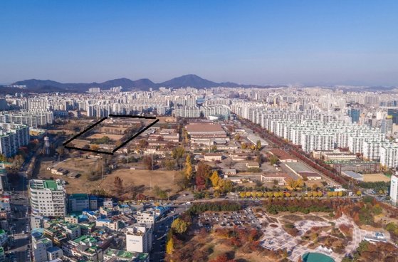 현재 완전 반환된 미군 부대 전경. 실선으로 표시된 지역이 부평 제10포로수용소가 위치하던 곳이다. 중요하고 비극적인 사건의 현장이지만 그러한 역사를 기리는 어떠한 시설이나 표식도 없다. 부평역사박물관