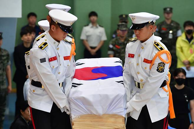 22일 경북 포항 해병대 1사단 체육관인 ‘김대식관’에서 열린 고 채수근 상병 영결식에서 영현이 입장하고 있다. 채 상병은 지난 19일 오전 9시께 예천 내성천에서 실종자를 수색하던 중 급류에 휩쓸려 숨졌다. 연합뉴스