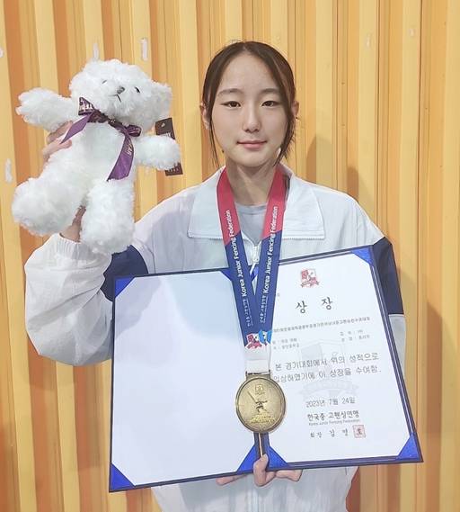 여중부 에페 시즌 3관왕 홍리원.발안중 제공