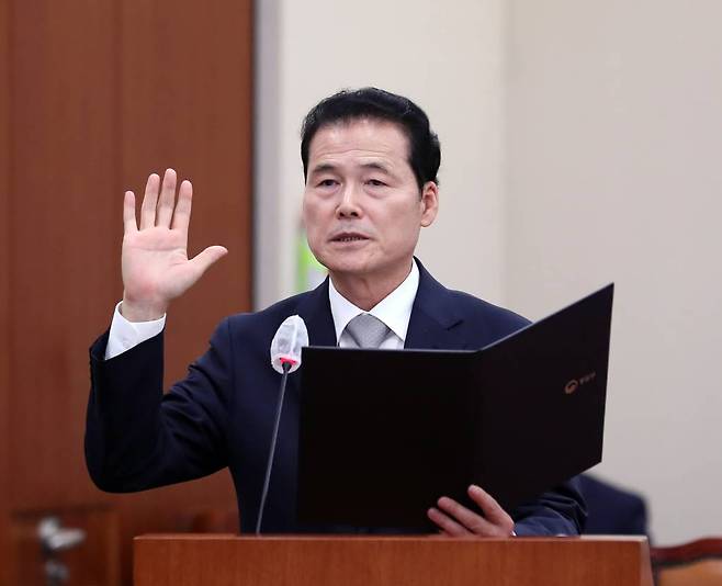 김영호 통일부 장관 후보자가 21일 오후 서울 여의도 국회에서 열린 인사청문회에서 선서를 하고 있다. /사진=뉴시스