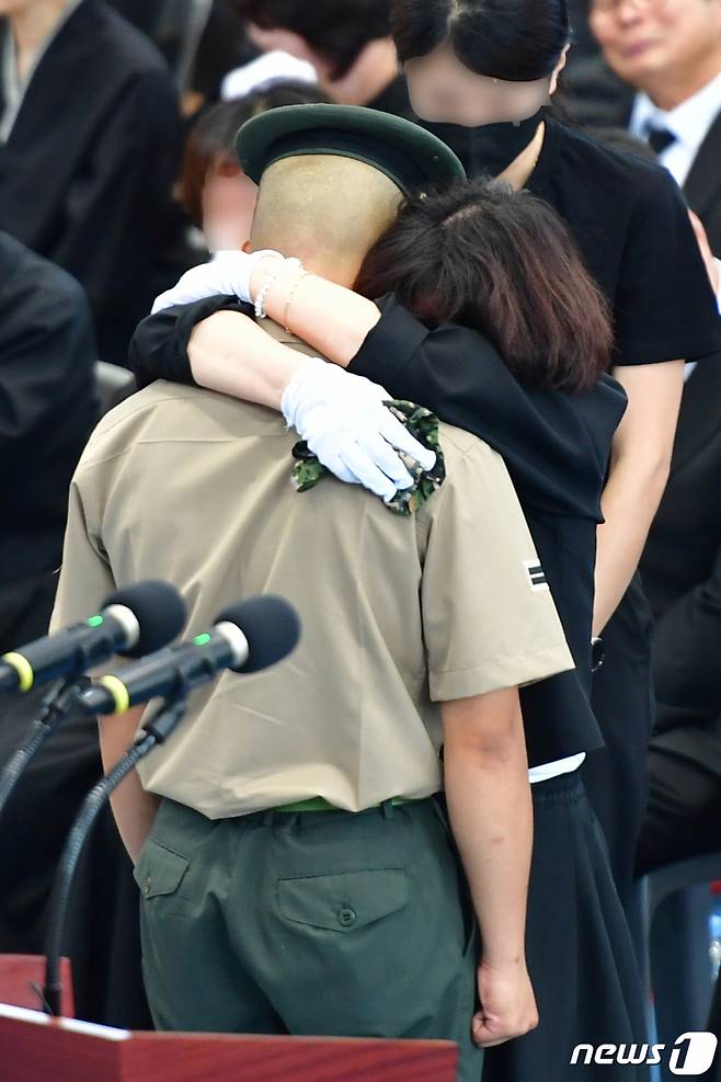 (포항=뉴스1) 최창호 기자 = 22일 경북 포항시 남구 해병대 1사단 내 김대식 관에서 엄수된 고 채수근 상병 영결식에서 채 상병의 어머니가 채 상병의 동기를 안아주며 오열하고 있다. 채 상병은 집중호우 피해지역인 경북 예천군에서 실종자 수색 도중 급류에 휩쓸려 순직했다.2023.7.22/뉴스1  Copyright (C) 뉴스1. All rights reserved. 무단 전재 및 재배포 금지.