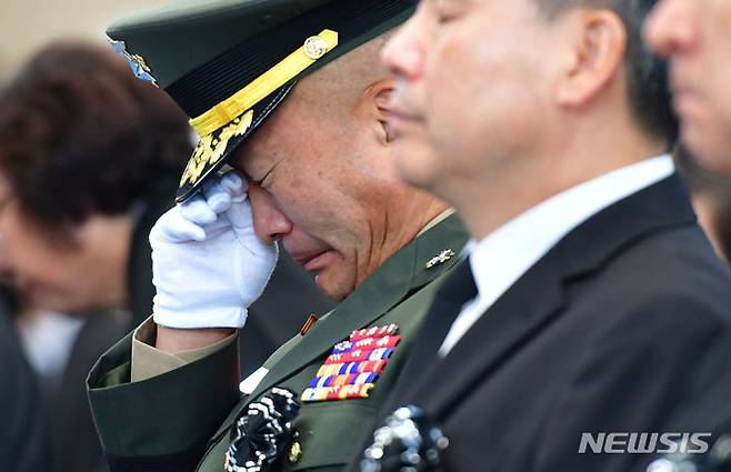 [포항=뉴시스] 이무열 기자 = 김계환 해병대사령관이 22일 오전 경북 포항시 남구 해병대 1사단 내 김대식 관에서 엄수된 고 채수근 상병 영결식장에서 눈물을 흘리고 있다. 채 상병은 집중호우 피해지역인 경북 예천군에서 실종자 수색 도중 급류에 휩쓸려 순직했다. 2023.07.22. lmy@newsis.com