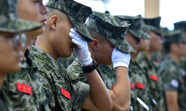 22일 경북 포항 해병대 1사단 체육관인 '김대식관'에서 열린 고 채수근 상병 영결식에서 해병대원이 눈물을 흘리고 있다. 연합뉴스