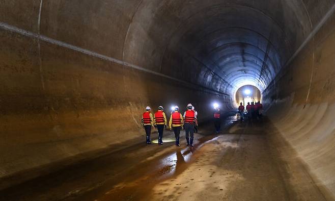 지난 5월 15일 서울 양천구청 관계자들이 여름 풍수해에 대비해 신월 빗물저류배수시설 현장 점검을 벌이고 있다. 양천구청 제공