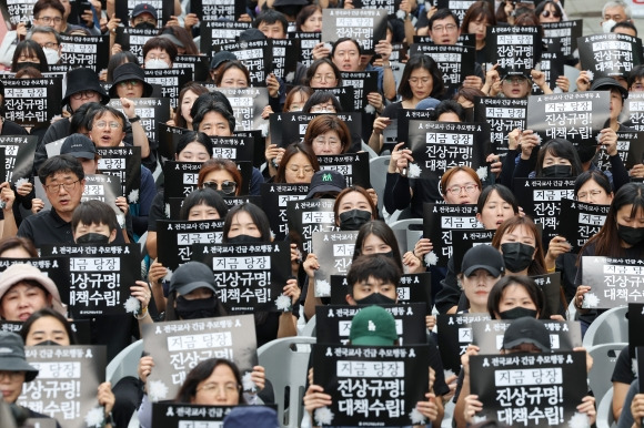 구호 외치는 전교조 - 서울 서초구의 한 초등학교에서 발생한 교사 사망 사건과 관련해 전국교직원노동조합 조합원들이 22일 오후 서울 종로구 청계천 광통교 인근에서 열린 전국교사 긴급추모행동에서 구호를 외치고 있다. 2023.7.22 연합뉴스