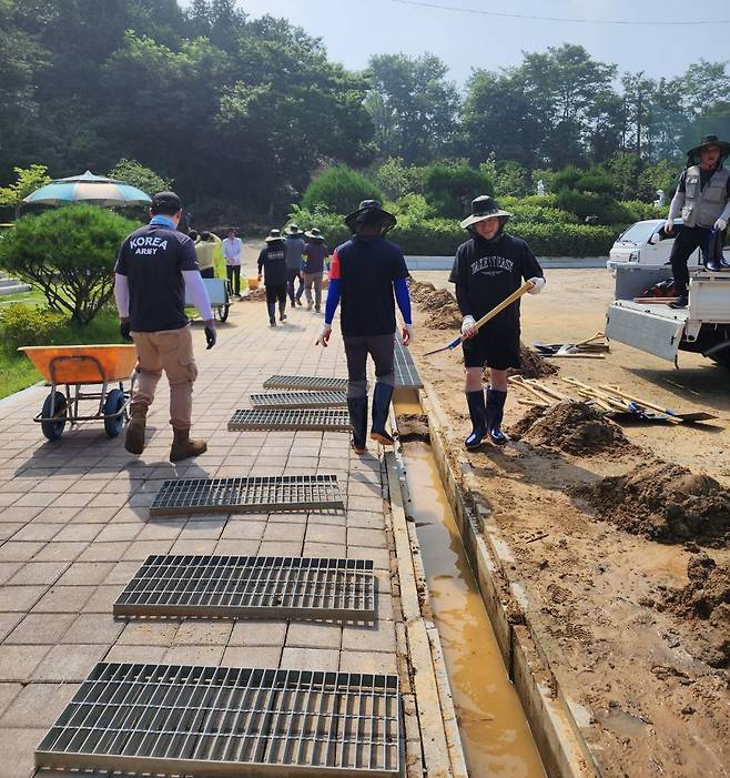 배수로 토사 걷어내는 전북도교육청 직원들 [전북도교육청 제공. 재판매 및 DB 금지]