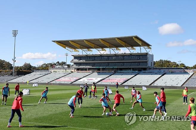 콜롬비아전 앞두고 훈련하는 여자 축구대표팀 (캠벨타운[호주]=연합뉴스) 김주성 기자 = 2023 국제축구연맹(FIFA) 호주·뉴질랜드 여자 월드컵에 출전하는 대표팀 선수들이 조별리그 첫 상대인 콜롬비아와의 경기를 사흘 앞둔 22일 오후(한국시간) 호주 시드니 외곽의 캠벨타운 스포츠 스타디움에서 훈련하고 있다. 2023.7.22 utzza@yna.co.kr