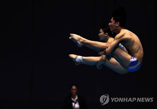 이재경-김수지 ‘환상의 호흡’ (후쿠오카=연합뉴스) 윤동진 기자 = 이재경-김수지가 22일 일본 후쿠오카현 수영장에서 열린 2023 세계수영선수권 혼성 싱크로 3ｍ 스프링보드 결승 경기에서 연기를 하고 있다. 2023.7.22 mon@yna.co.kr