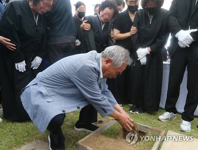 '좋은 곳으로 가거라 손주야' (대전=연합뉴스) 강수환 기자 = 고(故) 채수근 상병의 안장식이 22일 오후 국립대전현충원에서 거행되는 가운데 채 상병 조부가 채 상병 영현이 안장된 곳에 흙을 덮어주고 있다. 채수근 상병은 지난 19일 경북 예천 내성천에서 실종자를 수색하던 중 급류에 휩쓸려 숨졌다. 2023.7.22 swan@yna.co.kr