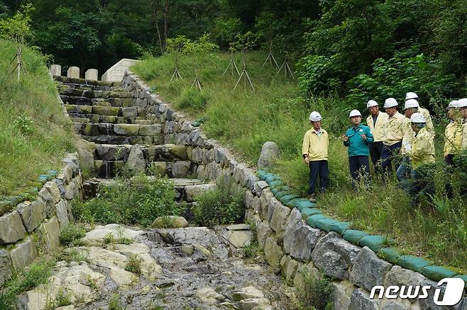 남성현 산림청장이 22일 충남 예산군 국립예산치유의숲을 찾아 산사태우려 지역을 점검하고 있다. (산림청 제공) 2023.7.22/뉴스1 ⓒ News1 신웅수 기자