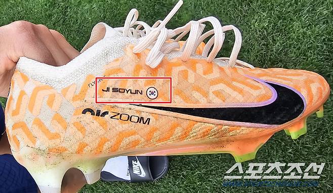 대한민국 여자축구대표팀 에이스 지소연이 호주-뉴질랜드 월드컵 콜롬비아전에서 신고 뛸 태극기를 새긴 축구화.