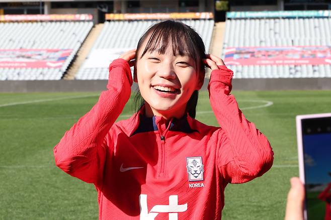 여자 축구 대표팀 장슬기가 23일 호주 시드니 외곽의 캠벨타운 스포츠 스타디움에서 훈련을 마친 뒤 인터뷰하고 있다./연합뉴스