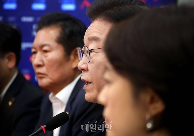 이재명 더불어민주당 대표가 21일 오전 국회에서 열린 최고위원회의에서 발언을 하고 있다. ⓒ데일리안 박항구 기자