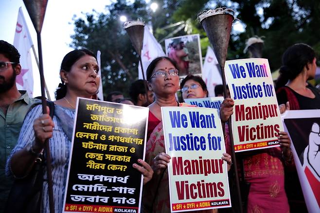 인도민주주의청년연맹(DYFI) 회원들이 22일(현지시간) 인도 캘커타에서 쿠키족 여성을 상대로 자행된 성범죄 수사와 처벌을 요구하는 시위를 벌이고 있다./EPA연합뉴스