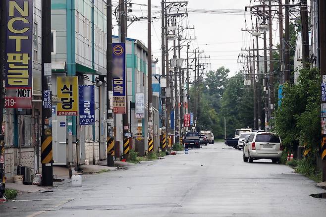 정부가 원·하도급 기업 임금 격차를 줄이기 위해 상생임금을 조선업에서 안산 공업단지 등으로 확대하려는 가운데 23일 노후화한 반월·시화공단에 공장들이 줄지어 있다.   이충우 기자