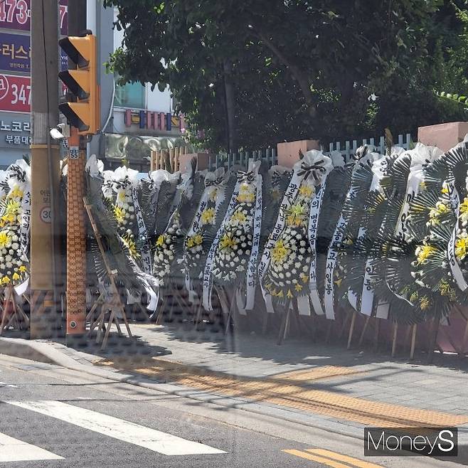 22일 서울 서초구 서이초등학교 인근에 시민들이 두고간 조화가 놓여있다./사진=독자 제공