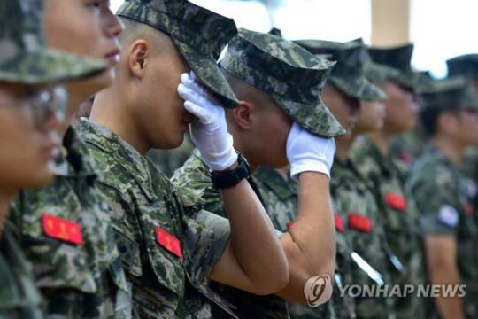 22일 경북 포항 해병대 1사단 체육관인 ‘김대식관’에서 열린 고 채수근 상병 영결식에서 해병대원들이 눈물을 흘리고 있다. 연합뉴스